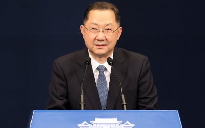 문대통령, 신현수 靑민정 사표수리…후임에 非검찰 김진국