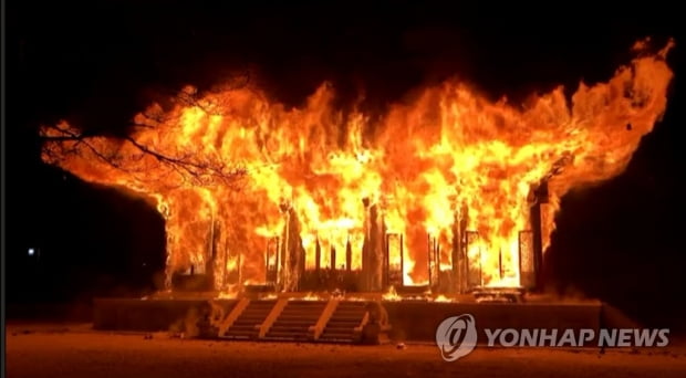 전북 내장사 대웅전에 불…경찰, 방화 용의자 검거