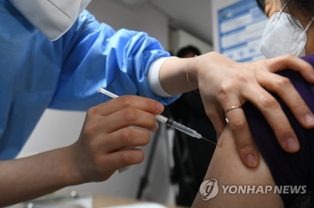 백신접종 후 사망 신고 1명 늘어 총 9명…연관성은 확인 안 돼