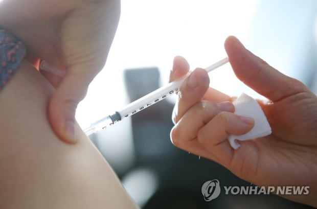 만65세 이상에 AZ백신 접종 여부 곧 결정…금주 전문위원회 논의