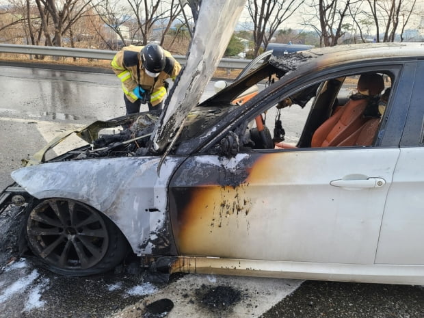 제2경인고속도로 BMW 차량 화재…최근 정비 이후 사고