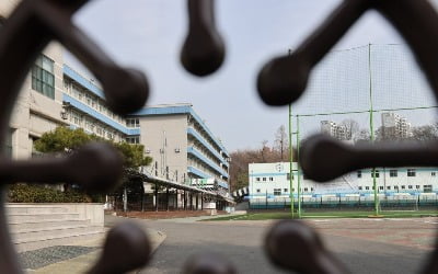 축구모임·숙박시설 등 감염확산…"개학 후 학교서 첫 집단발병"