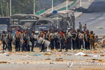 계엄령·방화에 무장반군과 연대시사…'시계제로' 혼돈의 미얀마