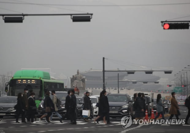 출근길 기온 '뚝'…황사·미세먼지에 중부 탁한 하늘