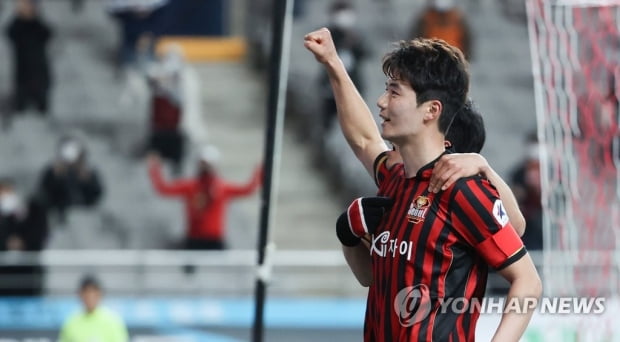Two consecutive goals, Ki Sung-yong, no matter the situation outside, happy at the stadium