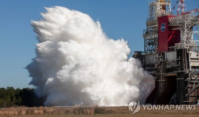 미 NASA, 유인 달 탐사 위한 '로켓 엔진 점화시험' 성공