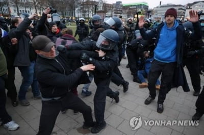 유럽 곳곳서 봉쇄반대 시위 '몸살'…경찰 물대포 대응