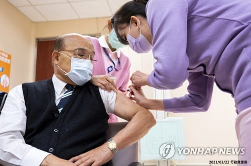 각국, AZ백신 접종 다시 속도…여전한 '대중의 불신' 문제