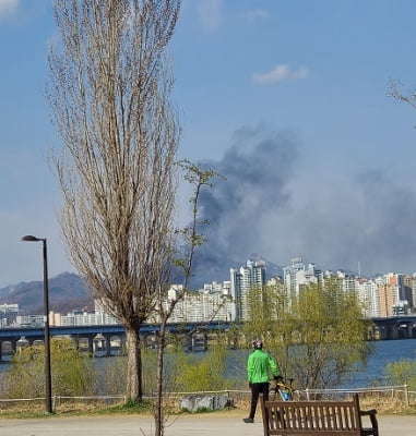 서울 마포구 공사장 스티로폼 화재…한강 건너서도 연기 보여