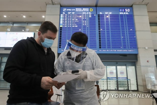 오늘 300명대 예상…이동량 증가·변이 등 '위험요소' 산적