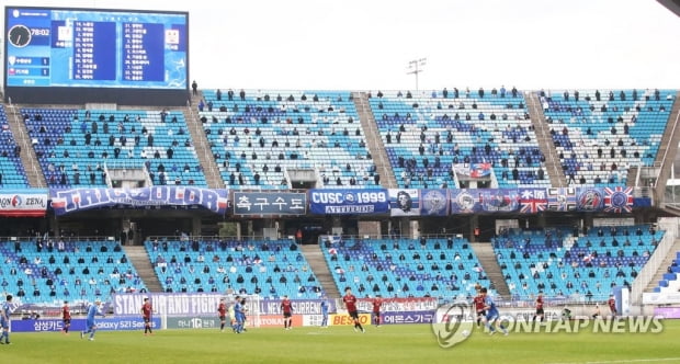 오늘 300명대 예상…이동량 증가·변이 등 '위험요소' 산적