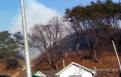 홍천산불 헬기 7대 투입 진화 중…주변 민가 대피령(종합)