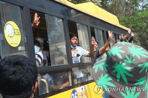 미얀마 군부 시위대 600여명 석방…상점 싹 문닫는 '침묵 시위'