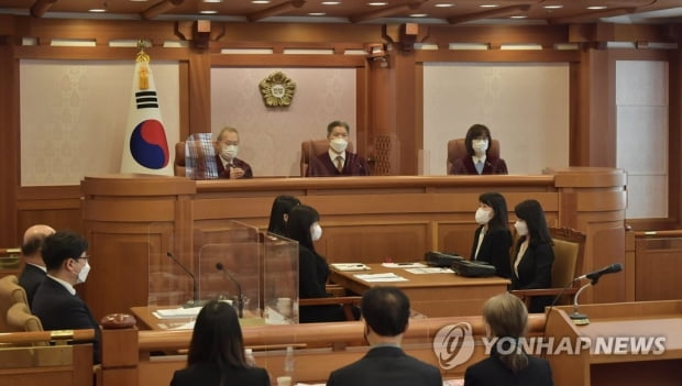 '임성근 법관탄핵' 첫 재판…증거·증인채택 놓고 신경전