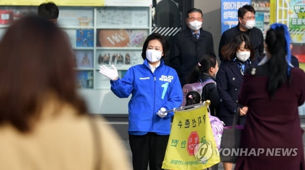 박영선, 신촌·홍대서 청년 공략…"일자리 만드는 건 자신"