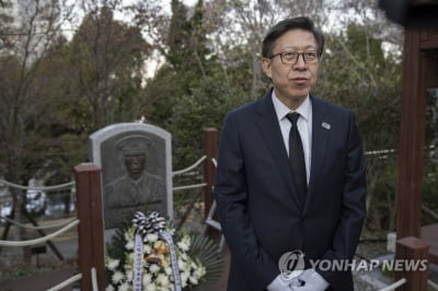 박형준 천안함 용사 참배…"부산·서울 선거 정권교체 전초전"