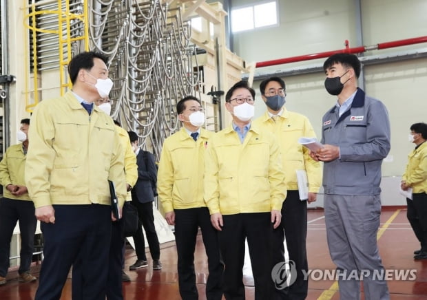 박범계 "불법체류자도 비자없이 코로나 검사 가능"