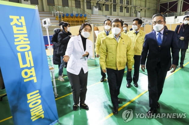 AZ백신 맞은 권덕철 복지장관 "이제까지 예방접종과 다를 것 없어"