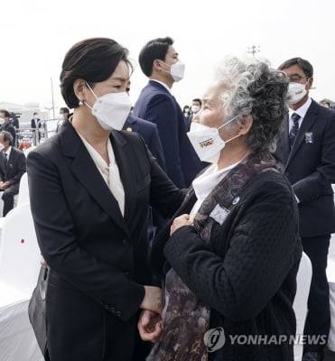 윤청자 여사, 영부인 밀쳐내며 "왜 북한에 벌벌 떠나"