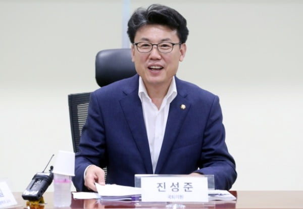 진성준 "사건 초기 '피해호소인' 호칭 불가피했다…3인방 사퇴 안타까워"