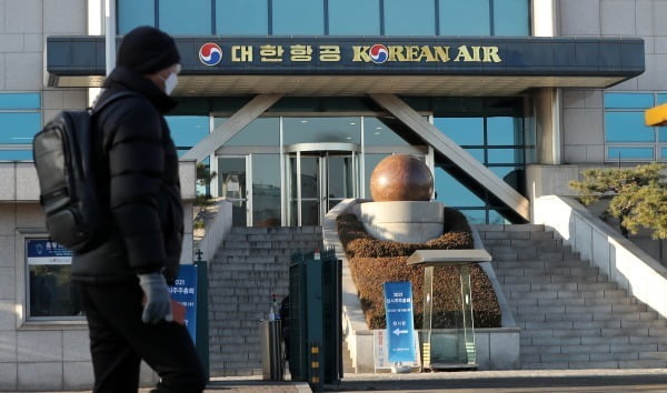 4일 대한항공에 따르면 이 회사 서울 강서구 본사 건물에서 근무하는 직원 3명이 신종 코로나바이러스 감염증(코로나19) 확진자로 판정받았다. 사진=뉴스1