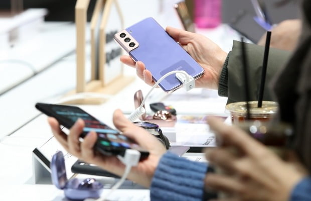 소비자들이 삼성전자 갤럭시S21 시리즈를 손에 들어보고 있다. 사진=뉴스1