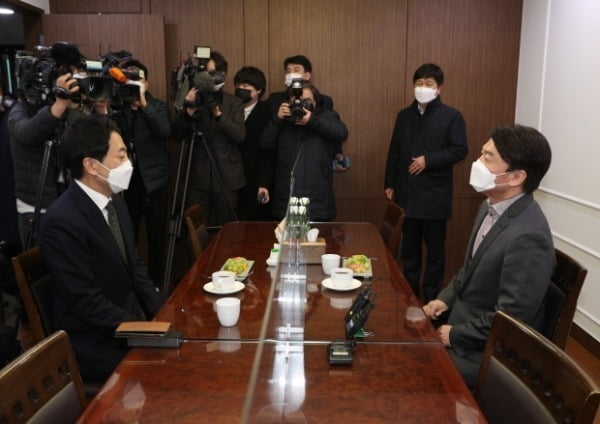 안철수 국민의당 서울시장 보궐선거 후보(오른쪽)와 금태섭 전 의원이 지난달 4일 서울 여의도 국회 의원회관에서 회동하고 있다. /사진=뉴스1