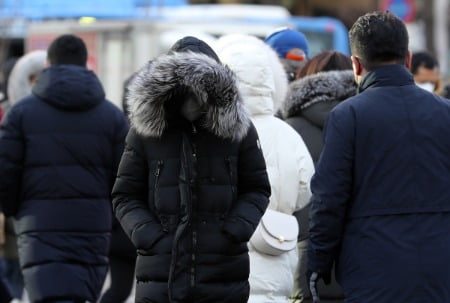 [오늘날씨]쌀쌀한 출근길…'눈폭탄' 강원에 10cm 눈 더온다