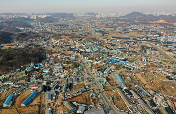 국토교통부는 24일 신규 공공택지 추진계획을 발표했다. 이날 신규택지로 지정된 광명·시흥 지구는 1271만㎡ 규모로 서울 여의도 면적의 4.3배에 이르며 광명·시흥 지구에서 총 7만가구의 신규 주택을 지을 계획이다. 사진=뉴스1