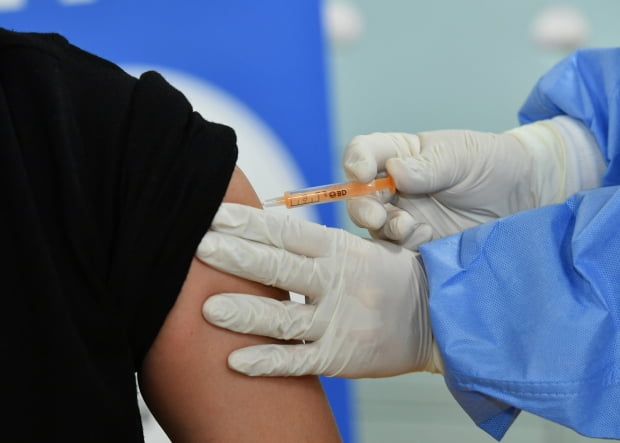 지난달 26일 경북 경산보건소 예방 접종실에서 한 시민이 코로나19 아스트라제네카(AZ) 백신을 접종하고 있다./ 사진=뉴스1