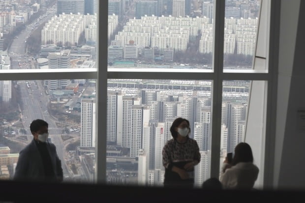 서울 송파구 롯데월드타워 서울스카이에서 바라본 서울 아파트 단지. /뉴스1