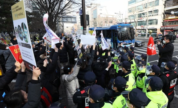 양부모 학대로 숨진 '정인이 사건' 3차 공판이 열린 3일 오전 서울 양천구 남부지방법원 앞에서 입양모 장모씨가 탄 호송차량이 들어서고 있다. 사진=뉴스1