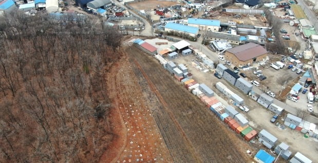 정부는 합동조사단을 출범하고 3기 신도시 관련 부처와 공공기관, 해당 지자체 관계자와 가족 등을 대상으로 땅투기 의혹을 조사한다. LH 직원들이 사들인 경기도 시흥시 무지내동 소재 농지 일대의 모습. /뉴스1