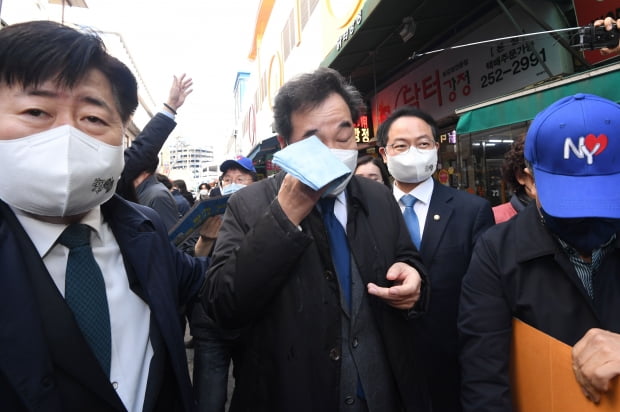  5일 강원 춘천 중앙시장에서 이낙연 더불어민주당 대표가 민생탐방을 하는 중 춘천 중도 레고랜드 테마파크 개발에 반대하는 단체인 중도유적지킴이본부 회원 2명으로부터 계란을 맞는 소동이 벌어졌다. 사진=뉴스1