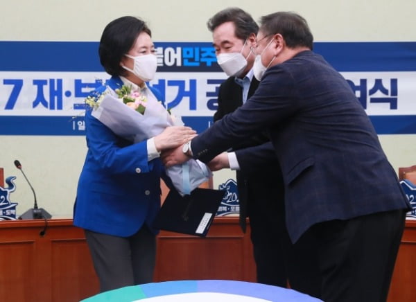 이낙연 더불어민주당 대표와 김태년 원내대표가 9일 오전 서울 여의도 국회에서 열린 4.7 재·보궐선거 공천장 수여식에서 박영선 서울시장 후보에게 공천장과 꽃다발을 전달하고 있다. /사진=뉴스1