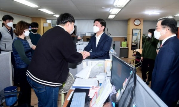 안철수 국민의당 서울시장 후보가 9일 서울 여의도 국민의힘 서울시당을 찾아 당직자들과 인사를 하고 있다. /사진=뉴스1