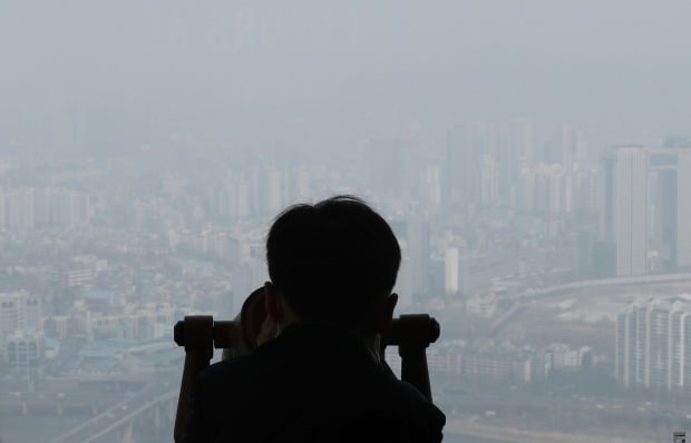 서울 여의도 63빌딩 전망대를 찾은 한 어린이가 망원경으로 미세먼지에 갇힌 서울도심을 바라보고 있다. 사진=뉴스1