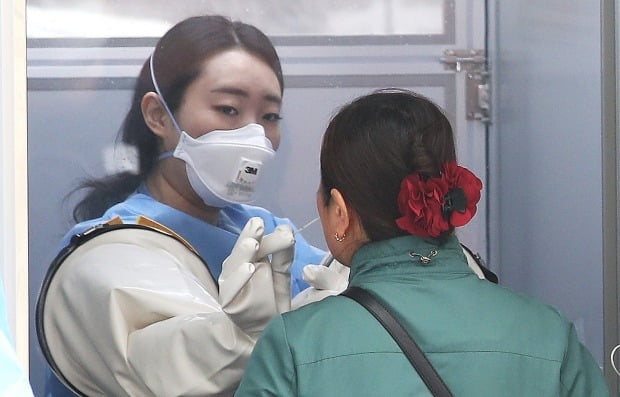 서울 중구 국립중앙의료원 내 해외출국 선별진료소에서 한 시민이 코로나19 검사를 받고 있다. /사진=뉴스1