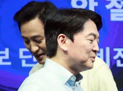 쟁점 된 유선전화 반영…'중도층 유선' 조사선 안철수·오세훈 박빙