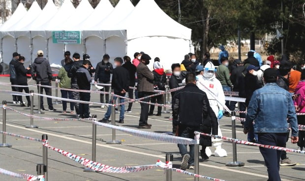 경기 김포시 통진읍 통진공영주차장에서 외국인 노동자들이 신종 코로나바이러스 감염증(코로나19)검사를 기다리고 있다. /뉴스1