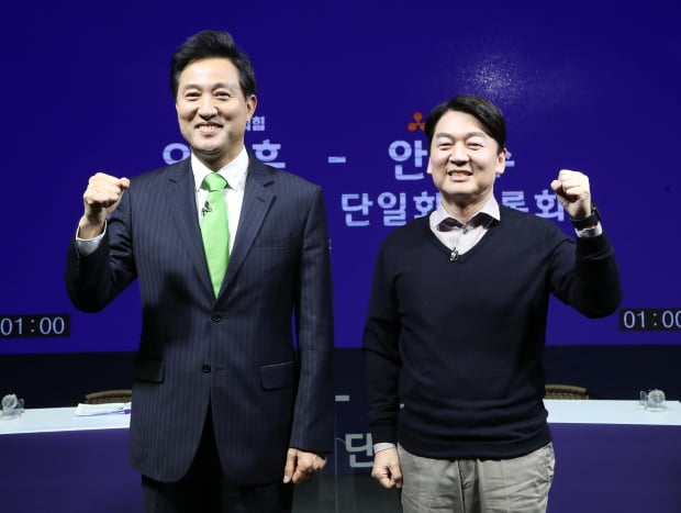 오세훈 국민의힘 서울시장 후보와 안철수 국민의당 서울시장 후보가 지난 16일 오후 서울 영등포 더플러스 스튜디오에서 열린 후보 단일화 TV토론회에 앞서 포토타임을 갖고 있다. 사진=뉴스1