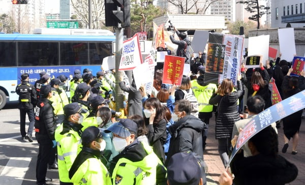 양부모 학대로 숨진 '정인이 사건' 4차 공판이 열린 17일 오후 서울 양천구 남부지방법원 앞에서 시민들이 양모가 탄 호송차량을 향해 항의하고 있다. 사진=뉴스1