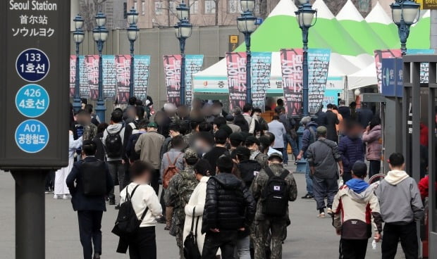 18일 오후 서울 용산구 서울역광장에 마련된 임시선별진료소를 찾은 시민들이 검사를 받기 위해 줄을 서 있다. /사진=뉴스1