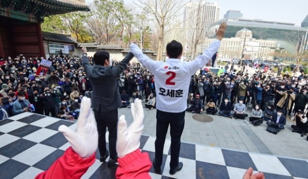 오세훈 국민의힘 서울시장 후보가 25일 서울 중구 덕수궁 대한문 앞에서 열린 시청역 거점유세에서 안철수 국민의당 대표와 함께 손을 들어 인사하고 있다. /사진=뉴스1