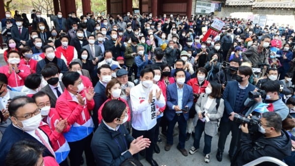 오세훈 국민의힘 서울시장 후보가 25일 서울 중구 덕수궁 대한문 앞에서 열린 시청역 거점유세에 참석하고 있다.  /사진=뉴스1