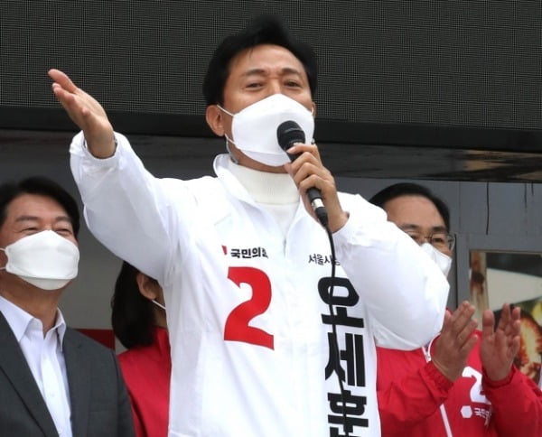 오세훈 국민의힘 서울시장 후보가 25일 오후 서울 덕수궁 대한문 앞에 설치된 유세차에 올라 지지를 호소하고 있다.  /사진=뉴스1