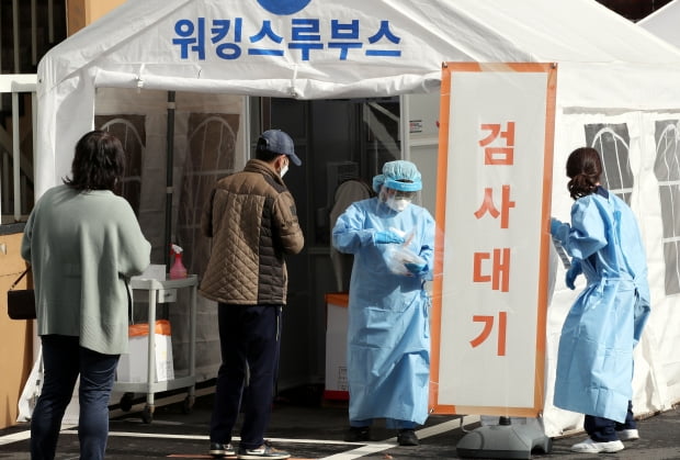 29일 오전 서울 중구 국립중앙의료원에 마련된 해외출국 선별진료실 위킹스루부스에서 의료진이 분주히 움직이고 있다. 사진=뉴스1