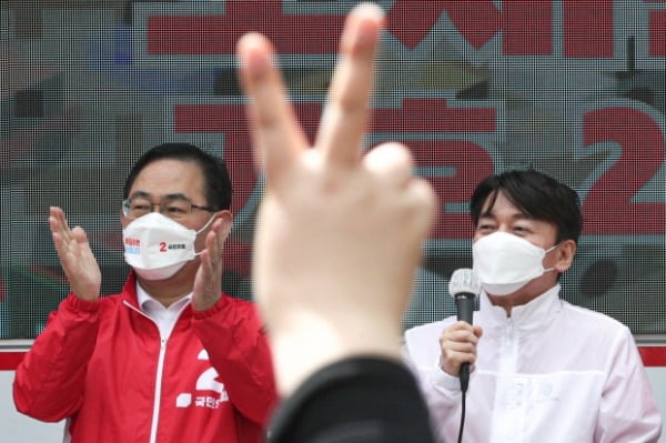 주호영 국민의힘 원내대표와 안철수 국민의당 대표가 지난 29일 서울 여의도역 앞에서 열린 증권가 순회 인사 및 합동유세에서 시민들에게 오세훈 국민의힘 후보에 대한 지지를 호소하고 있다 /사진=뉴스1