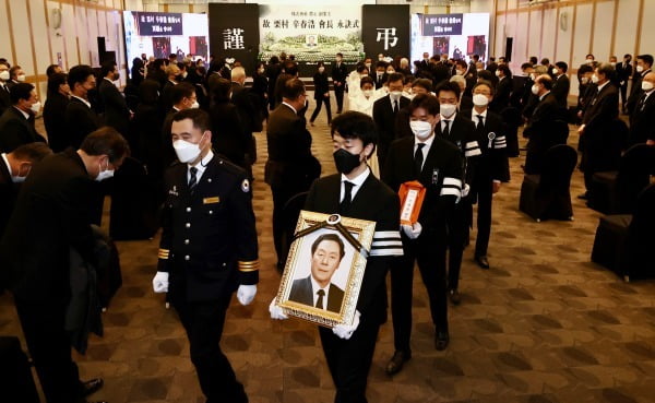 지난 27일 별세한  농심 창업주 율촌(栗村) 신춘호 회장의 영결식이 30일 서울 신대방동 농심 본사에서 엄수됐다. 고인의 영정사진과 위패가 영결식장을 나서고 있다. 사진=뉴스1