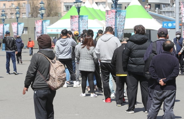  30일 서울역 임시선별진료소에서 시민들이 검사 대기를 하고 있다. 사진=뉴스1